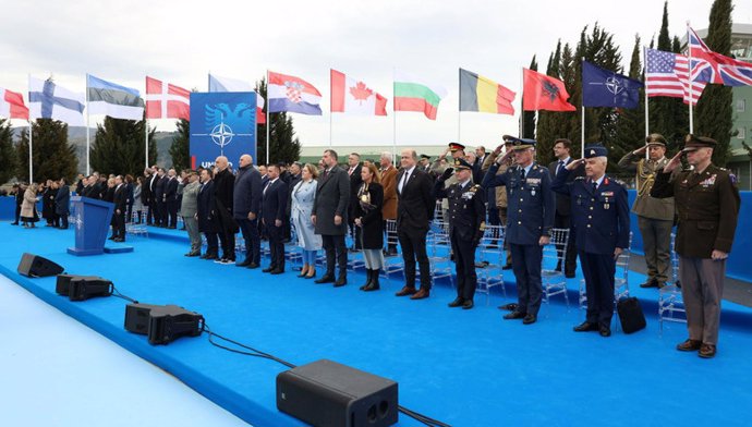 Inauguración de la base aérea de Kuvoce, en Albania