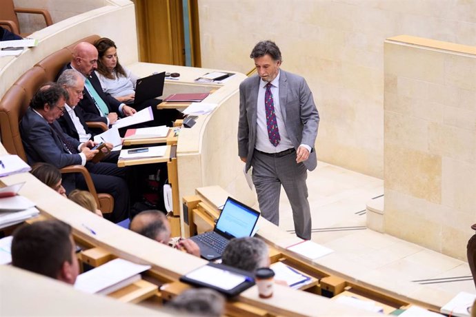 Archivo - En la imagen, el diputado de Vox en el Parlamento de Cantabria Cristóbal Palacio camina hacia su escaño. Foto de archivo