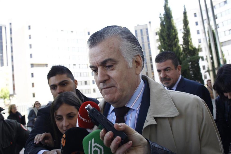 Archivo - Luis Bárcenas, extesorero del PP, a la salida de los juzgados.
