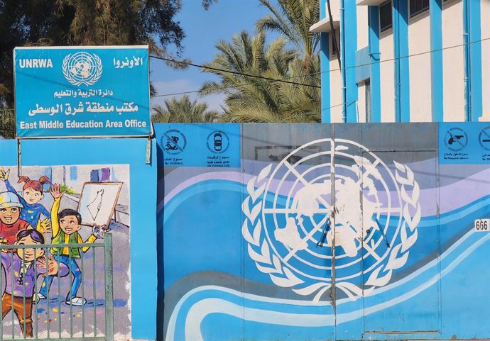 Archivo - Edificio de la UNRWA en la Franja de Gaza
