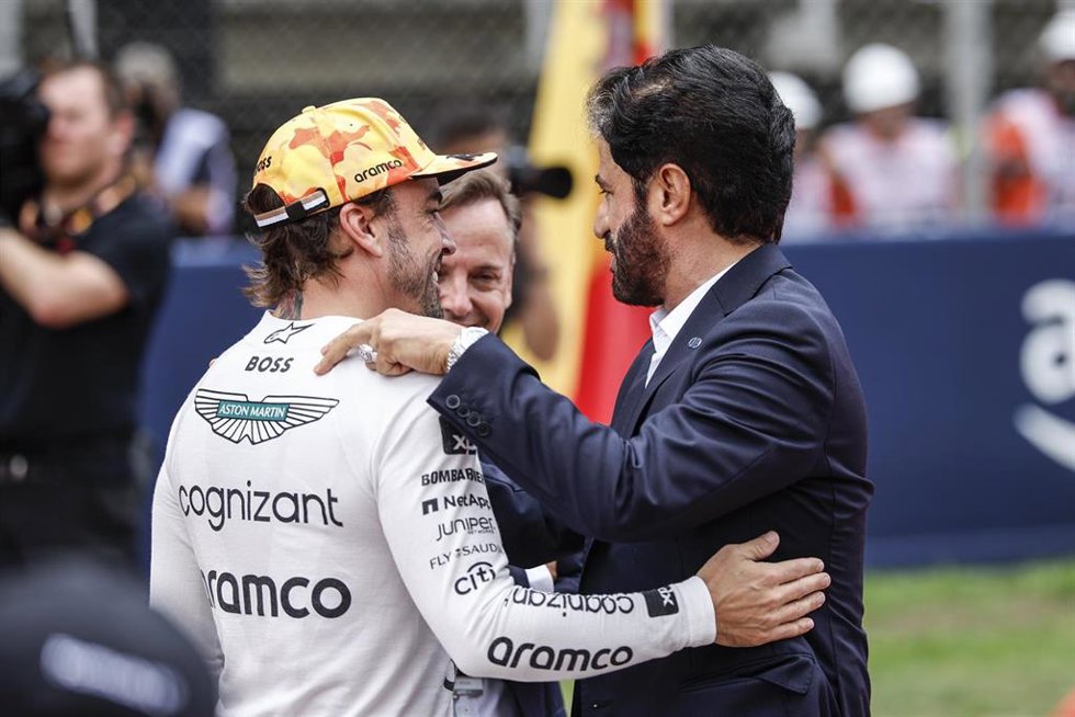 Archivo - El presidente de la FIA, Mohammed Ben Sulayem, y Fernando Alonso