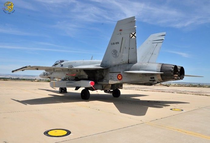 Archivo - Un caza F-18 español cargado con misiles Taurus