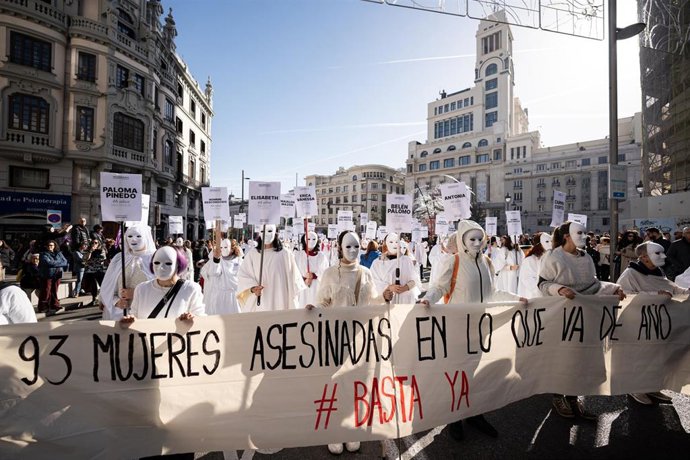 Archivo - La Compaña Feminista recuerda a las mujeres asesinadas por violencia machista durante una manifestación por el 25N en Madrid (España).