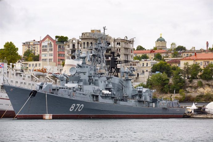 Archivo - El buque 'Smetlivy' de la Armada de Rusia en el puerto de Sebastopol, en la península de Crimea, anexionada en 2014 (archivo)