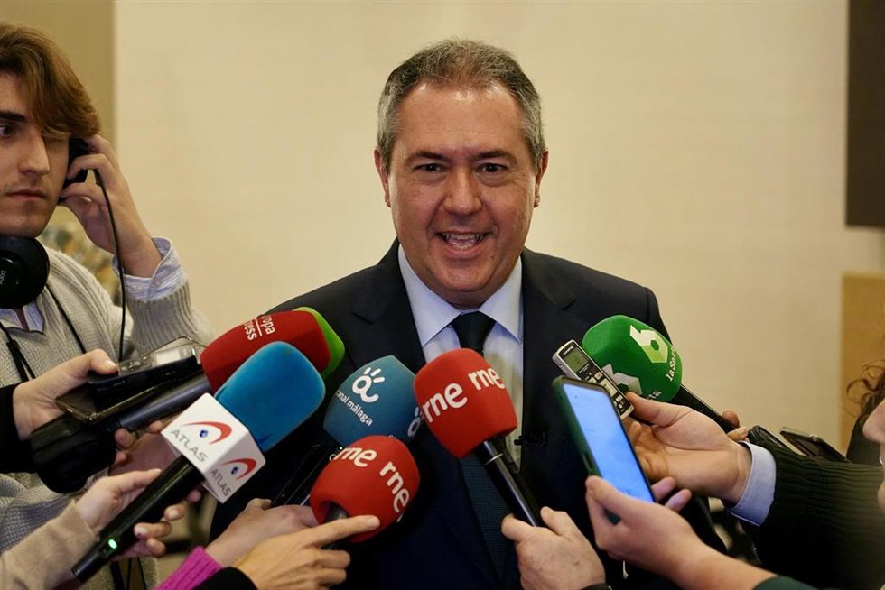 El secretario general del PSOE-A y portavoz del Grupo Socialista en el Senado, Juan Espadas, atiende a los medios en Málaga en una imagen de archivo