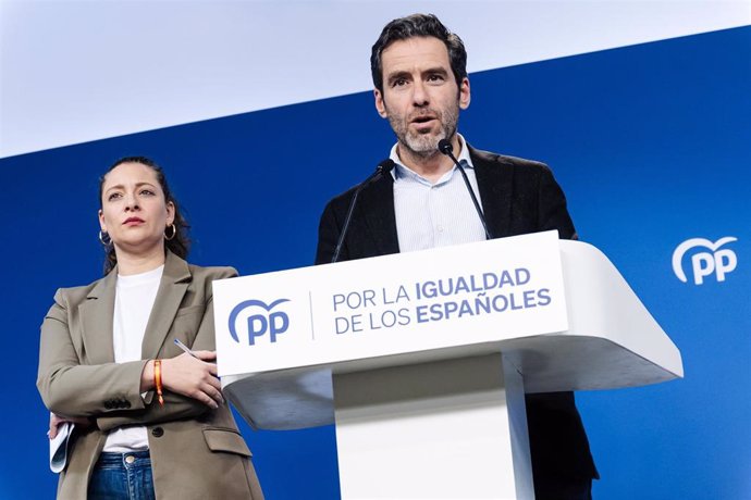 La diputada del PP Esther Muñoz y el vicesecretario de Cultura y portavoz del PP, Borja Sémper, durante una rueda de prensa posterior a la reunión del Comité de Dirección del Partido Popular, en la sede nacional del PP, a 4 de marzo de 2024, en Madrid (Es