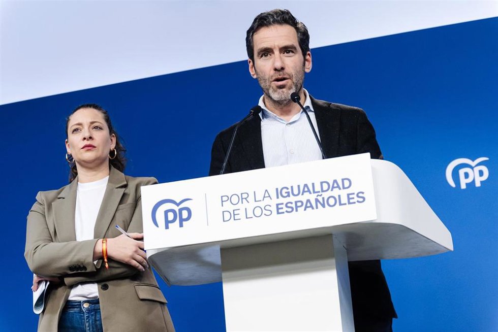 La diputada del PP Esther Muñoz y el vicesecretario de Cultura y portavoz del PP, Borja Sémper, durante una rueda de prensa posterior a la reunión del Comité de Dirección del Partido Popular, en la sede nacional del PP, a 4 de marzo de 2024, en Madrid (