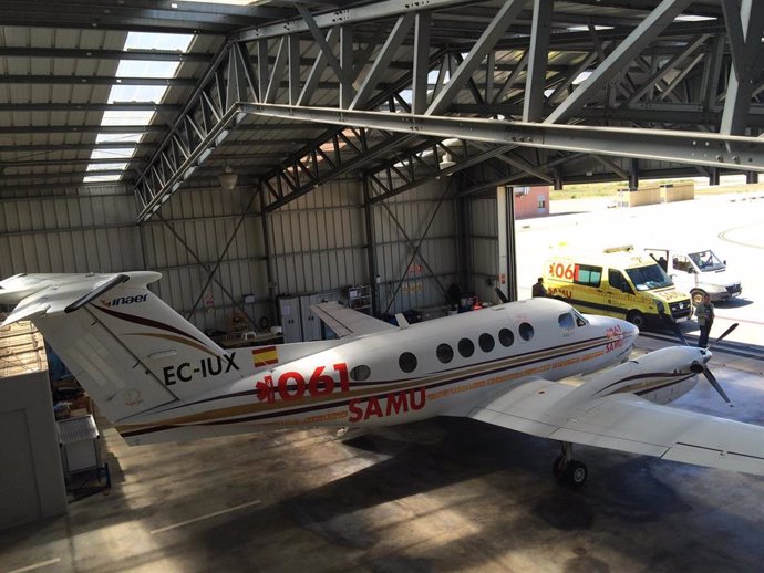 Archivo - Un avión ambulancia del SAMU 061 de Baleares en el hangar.