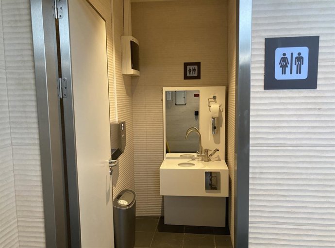 Aseo para personas sometidas a una ostomía en el Aeropuerto de Reus (Tarragona)