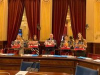 Los diputados de Vox posan en el pleno con fotos de Armengol, Sánchez y otros cargos socialistas y el lema #corruPSOE