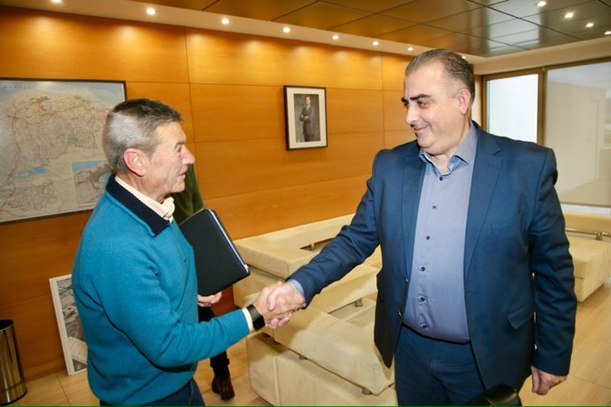 El consejero de Fomento, Roberto Media, recibe al alcalde de Herrerías, Ramón Cuesta. Foto: Nacho Romero.
