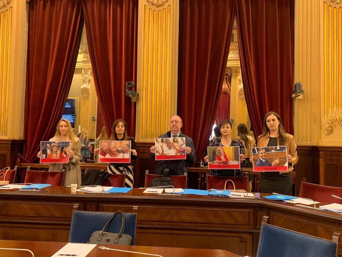 Diputados De Vox Posan En El Pleno Balear Con Fotos De Armengol