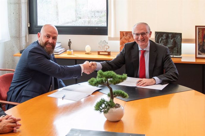 De izquierda a derecha: Miguel Ángel Nieves, director general de IPD, y Dr. Alfonso Méndiz, rector de UIC Barcelona.