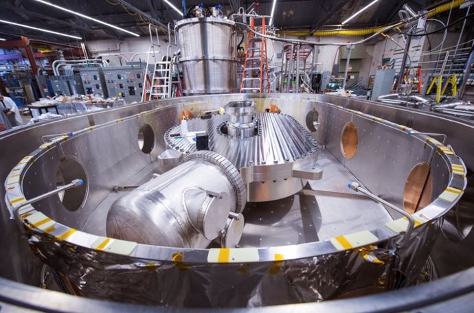 En el Centro de Fusión y Ciencia del Plasma del MIT, los nuevos imanes alcanzaron un récord mundial de intensidad de campo magnético de 20 teslas para un imán a gran escala.