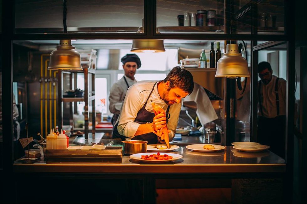 Archivo - Chechu González, chef del restaurante 'Maria de la O', propone una cocina con salsas, donde cobran protagonismo el escabeche y los encurtidos.