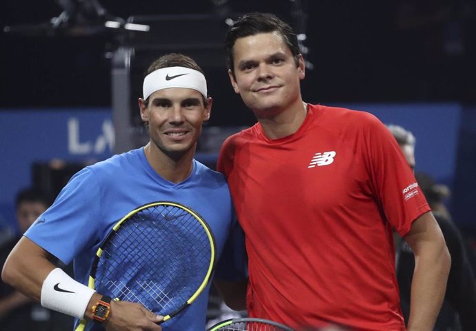 Archivo - Rafa Nadal posa con Milos Raonic antes de su partido de la Copa Laver de 2019