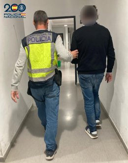 Un agente del Grupo de Reclamados de la Comisaría de Jerez trasladando a un detenido. ARCHIVO.