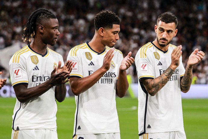 Archivo - Eduardo Camavinga y Jude Bellingham junto a Joselu Mato antes de un partido