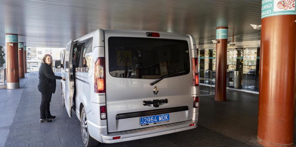 La taxista Leticia Aliaga lleva más de cinco años trasladando a pacientes. En la imagen, tras un traslado al Hospital Universitario Miguel Servet.