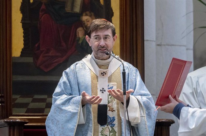 Archivo - El Cardenal Arzobispo de Madrid, José Cobo Cano, oficia la eucaristía de la Inmaculada Concepción en la Catedral de la Almudena, a 8 de diciembre de 2023, en Madrid, (España). 