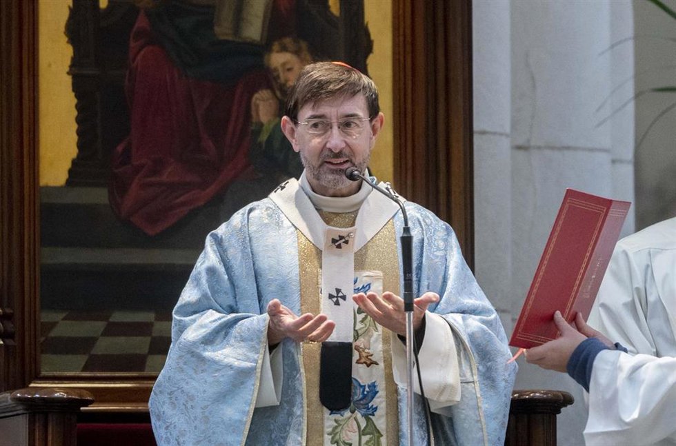 Archivo - El Cardenal Arzobispo de Madrid, José Cobo Cano, oficia la eucaristía de la Inmaculada Concepción en la Catedral de la Almudena, a 8 de diciembre de 2023, en Madrid, (España). 