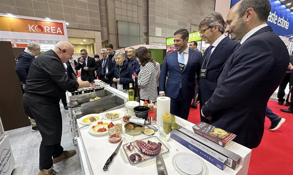 El consejero de Economía, Hacienda y Empresa, Luis Alberto Marín, acompañado por varios miembros de la misión institucional y comercial a Japón y Corea del Sur, presencian una degustación de productos regionales.