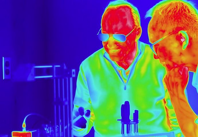 Zheng y Granick trabajando en el laboratorio. Esta foto fue tomada con la cámara infrarroja que usaron para sus experimentos. Los colores miden las temperaturas.