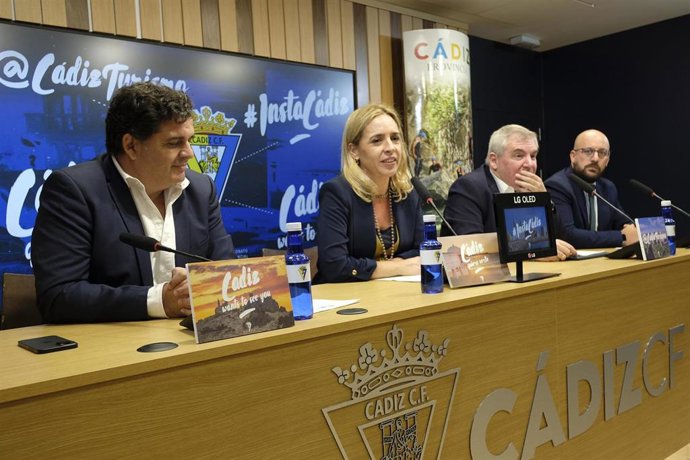 Archivo - La presidenta de la Diputación de Cádiz, Almudena Martínez, durante la firma del convenio con el Cádiz Club de Fútbol. ARCHIVO