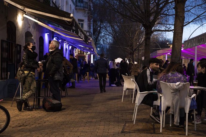 Archivo - Varias personas en la terraza de un bar en la Alameda de Hércules de Sevilla, archivo 