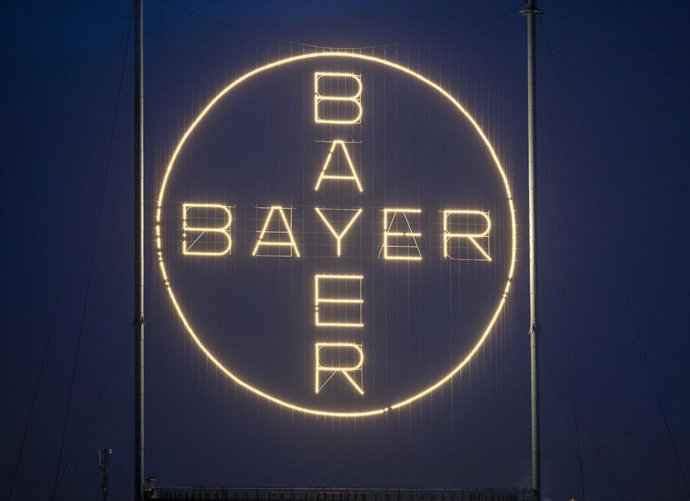 Archivo - FILED - 20 November 2023, Cologne: The Bayer Cross, the company's logo, shines on the Bayer site in Leverkusen. Photo: Thomas Banneyer/dpa