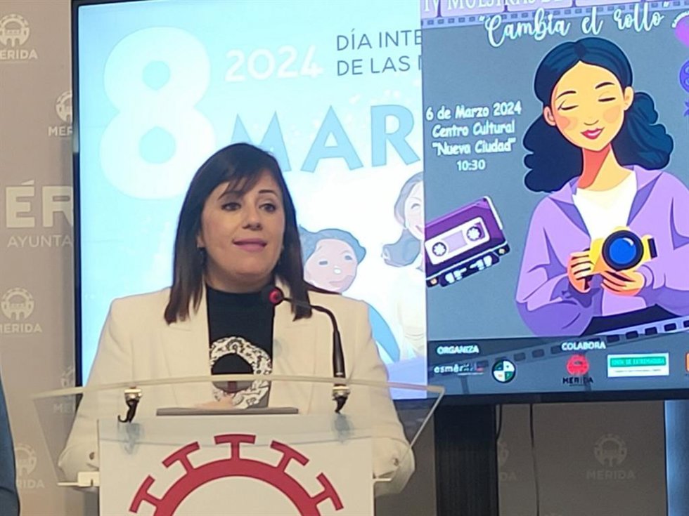 La concejala de Festejos en el Ayuntamiento de Mérida, Ana Aragoneses, en una rueda de prensa en Mérida.