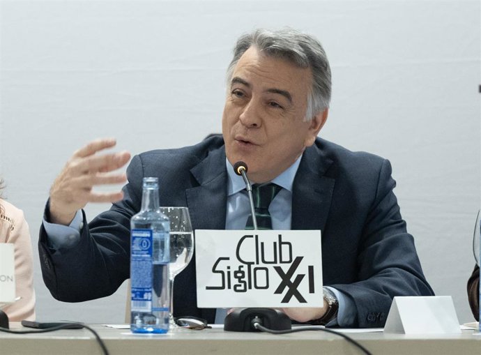El candidato del PP del País Vasco para las próximas elecciones autonómicas, Javier de Andrés, interviene durante un desayuno informativo que organiza Club Siglo XXI, en el Hotel Eurobuilding, a 4 de marzo de 2024, en Madrid