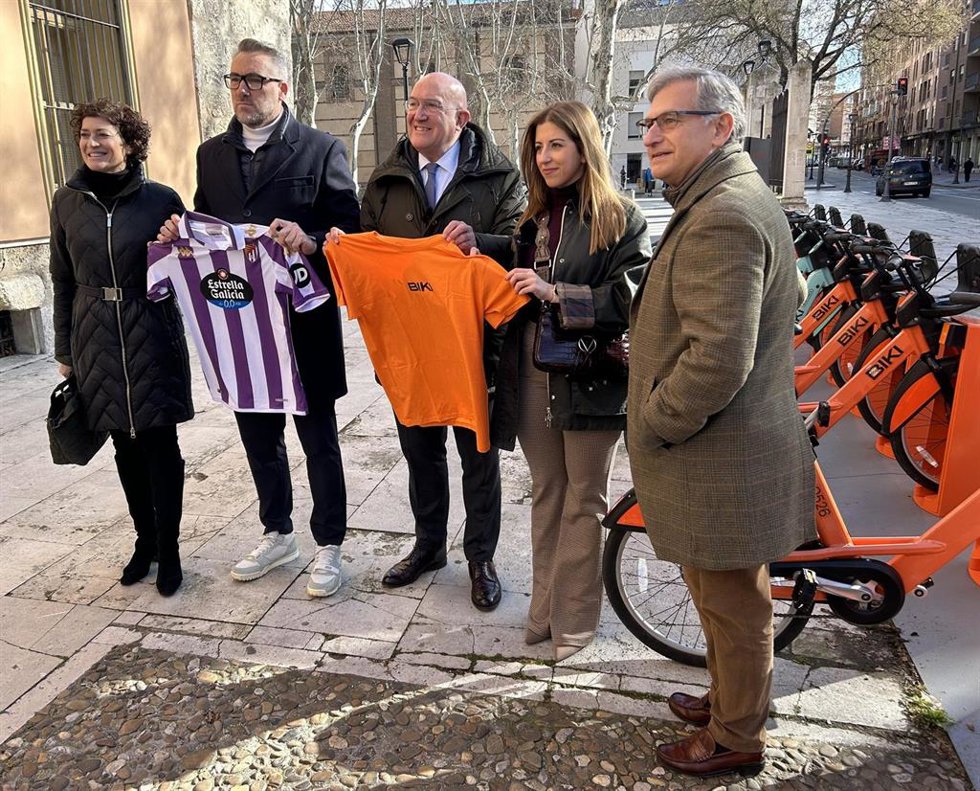 El alcalde de Valladolid, Jesús Julio Carnero (con una camiseta de color naranja), junto al director del Área Corporativa del Real Valladolid, Jorge Santiago (con la camiseta del equipo), concejalas del equipo de Gobierno y el gerente de Auvasa.