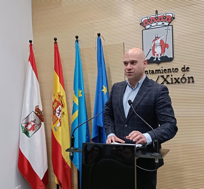 El portavoz de la Junta de Gobierno del Ayuntamiento de Gijón, Jesús Martínez Salvador (Foro), en rueda de prensa en el Consistorio gijonés.