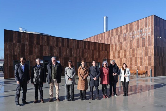 Imagen de los participantes en la visita a la nueva central de calor de la Txantrea