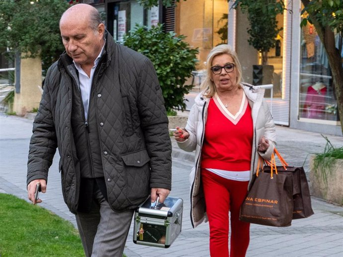 Carmen Borrego acompañada por su marido, José Carlos Bernal, de compras antes de irse a 'Supervivientes'