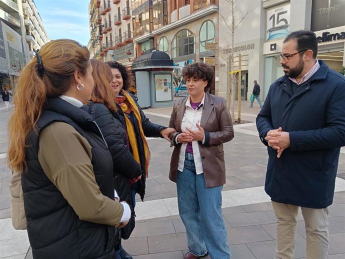 La secretaria de Igualdad del PSOE de Huelva, Conso Benítez (centro), junto a otros miembros del partido.