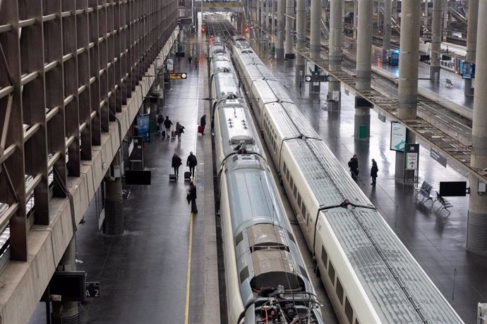 Trenes en la estación de Puerta de Atocha-Almudena Grandes