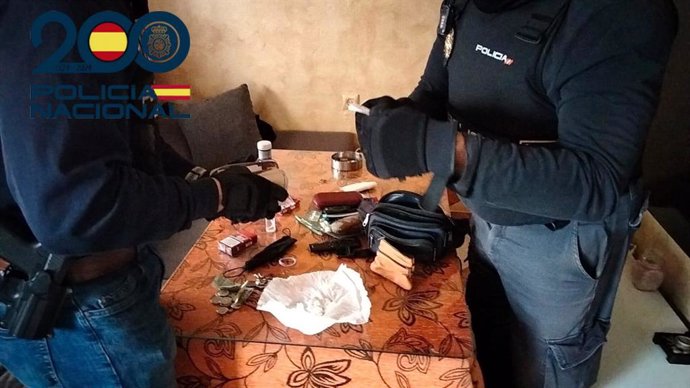 Los agentes se incautan de diversas sustancias estupefacientes durante un registro domiciliario en la localidad de Coria.