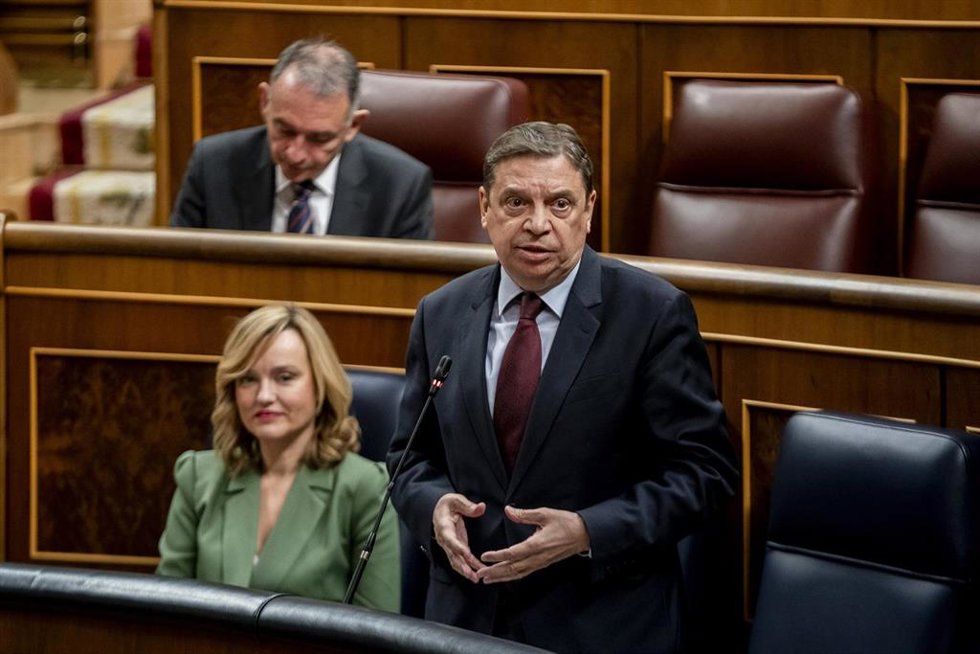 El ministro de Agricultura y Pesca, Luis Planas, interviene durante una sesión plenaria en el Congreso de los Diputados