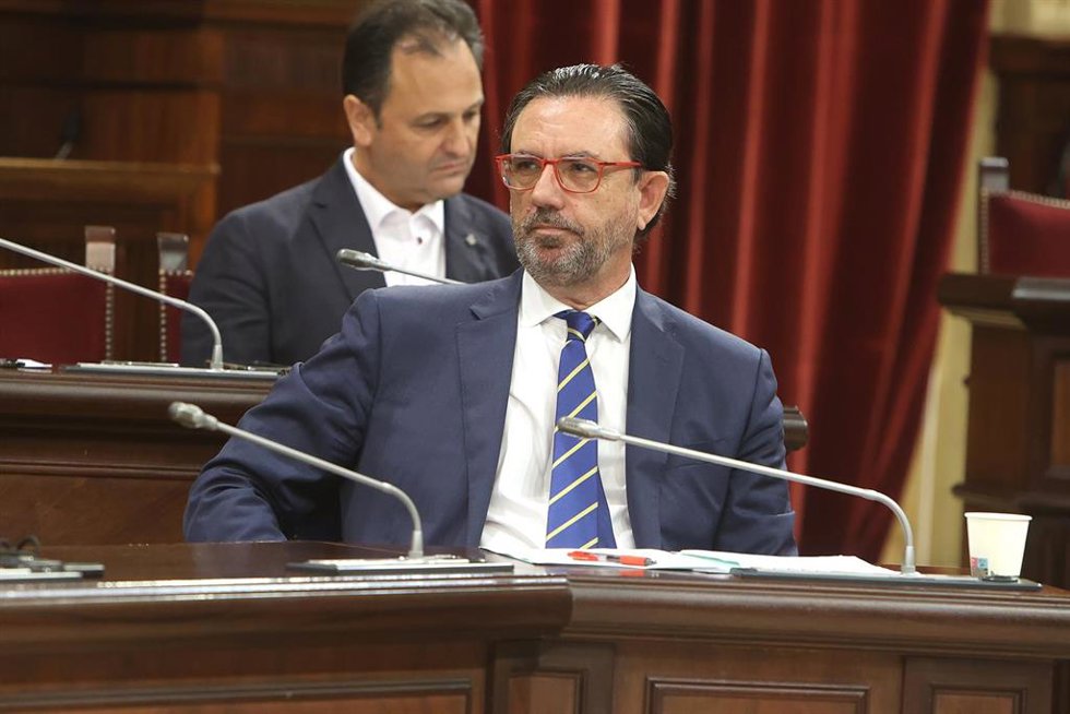 Archivo - El conseller de Empresa, Empleo y Energía, Alejandro Sáenz de San Pedro durante una sesión de control en el Parlament balear