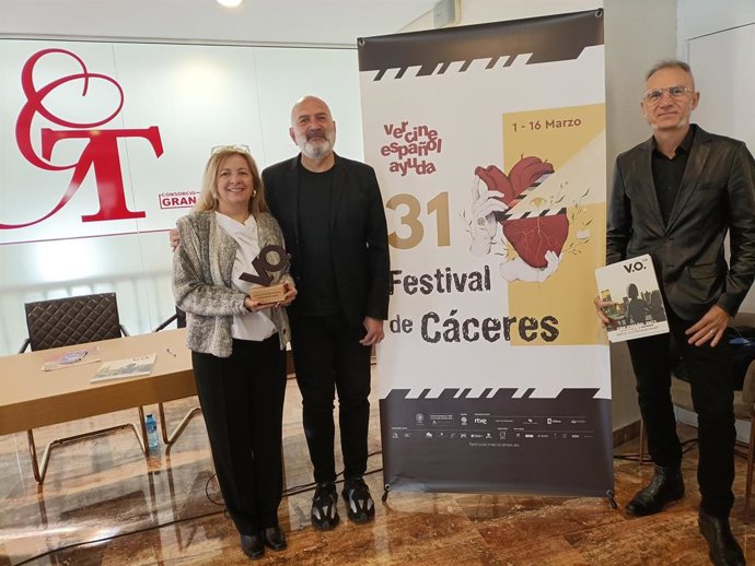 La directora del Gran Teatro, Marisa Caldera, con los organizadores del Festival de Cine Español de Cáceres, los hermanos Francisco y Tinti Rebollo