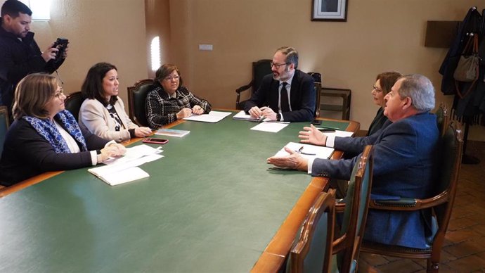 Molina (centro, al fondo) y Sánchez (a su dcha.), en la reunión con las asociaciones de familias numerosas.