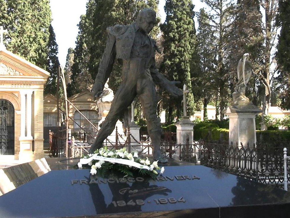 Isabel Pantoja ha enviado un centro de flores en su nombre y en el de Kiko al mausoleo de Paquirri en su 76 cumpleaños