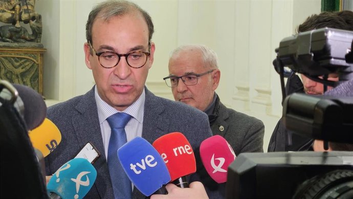 El alcalde de Cáceres, Rafael Mateos, atiende a los medios