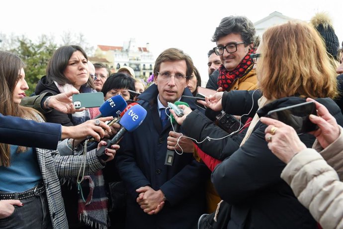 El alcalde de Madrid, José Luis Martínez-Almeida, ofrece declaraciones tras un flashmob protagonizado por mujeres de centros de mayores, en la explanada del Palacio Real
