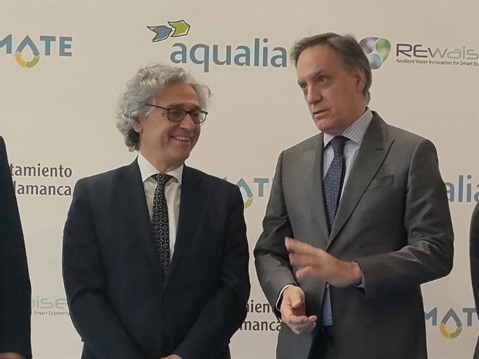 El alcalde de Salamanca, Carlos García Carbayo (d), junto al director de la Delegación Centro de Aqualia, empresa adjudicataria del Servicio de Aguas de Salamanca, Ángel Luis Buitrago (i), en la jornada
