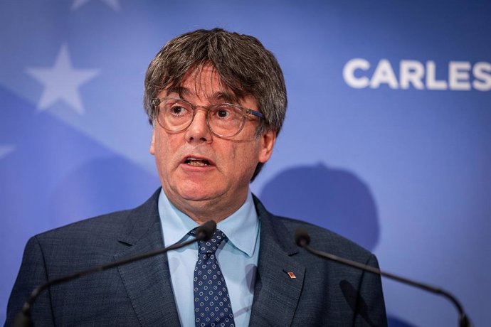 Archivo - El expresidente de la Generalitat y eurodiputado de Junts, Carles Puigdemont, ofrece una rueda de prensa durante la conferencia inaugural de las jornadas interparlamentarias de Junts per Catalunya, en el Hotel Thon EU, a 5 de septiembre de 202