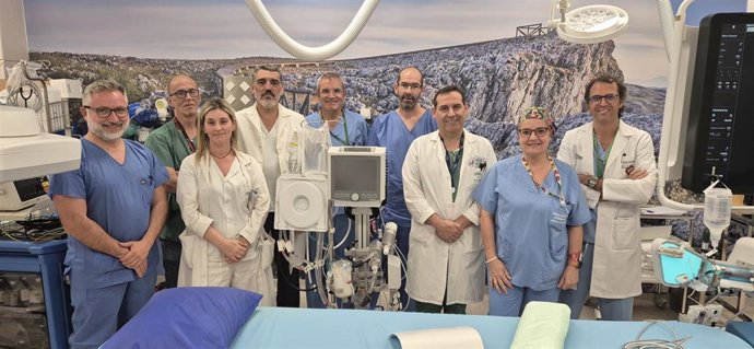 Foto del equipo que aplica la ECMO en el Clínico