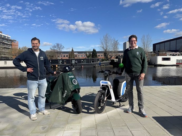 El ceo de Cooltra, Timo Buetefisch, y el ceo de Felyx, Daan Becker.